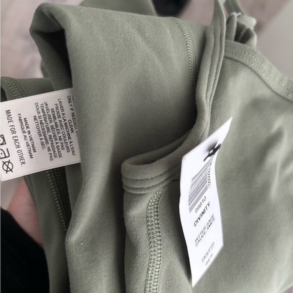 Divinity- aritzia- NEW WITH TAGS - Picture 3 of 6